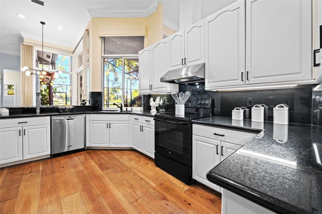 合同活跃: $1,099,000 (4 贝兹, 3 浴室, 2359 平方英尺)