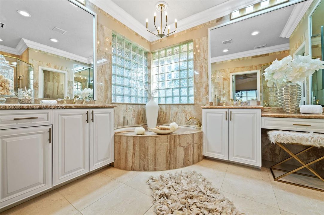 合同活跃: $1,099,000 (4 贝兹, 3 浴室, 2359 平方英尺)