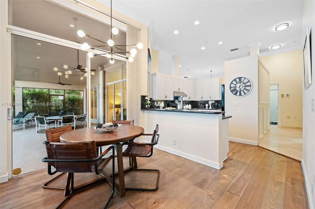 合同活跃: $1,099,000 (4 贝兹, 3 浴室, 2359 平方英尺)