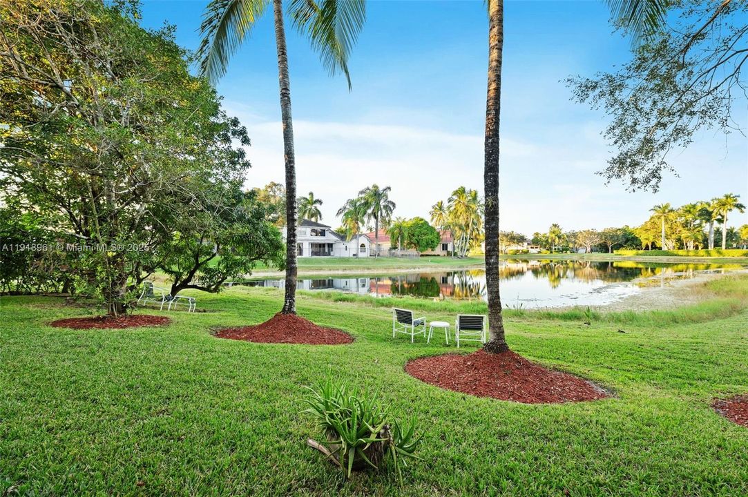 合同活跃: $1,099,000 (4 贝兹, 3 浴室, 2359 平方英尺)