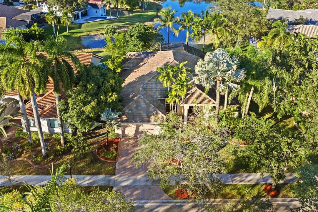 合同活跃: $1,099,000 (4 贝兹, 3 浴室, 2359 平方英尺)