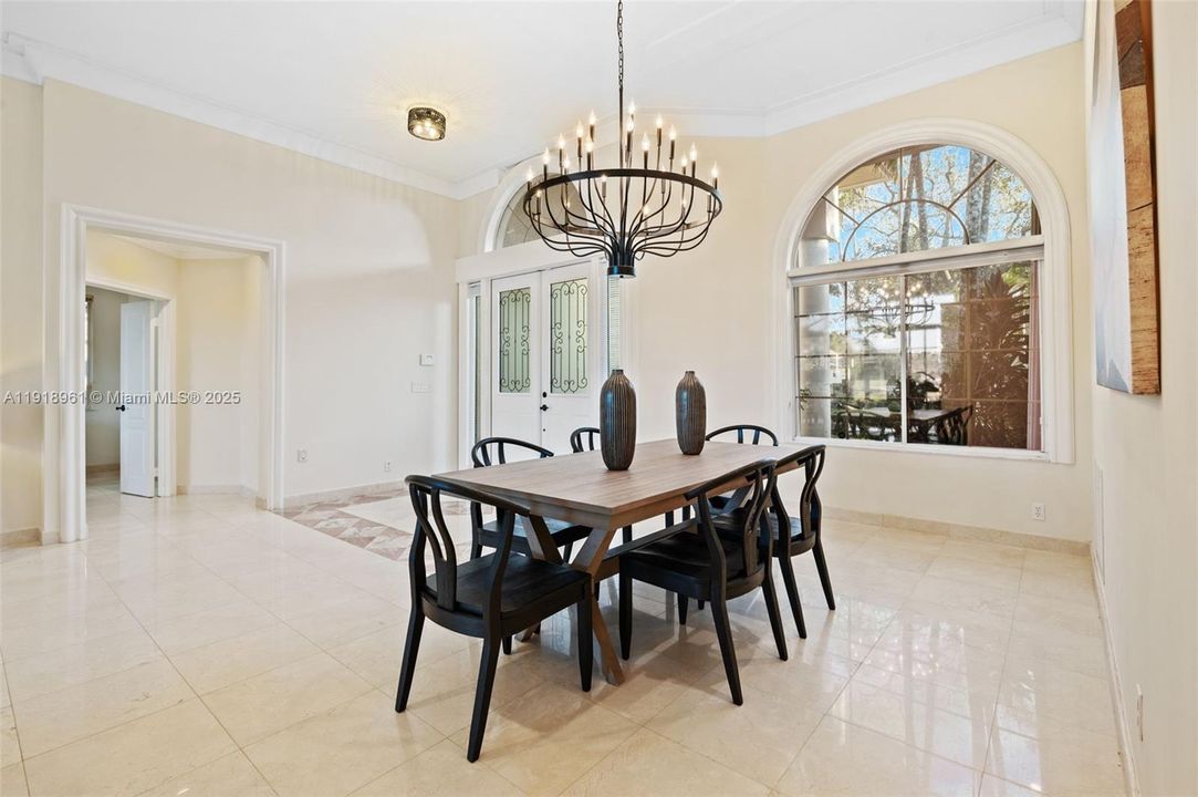 合同活跃: $1,099,000 (4 贝兹, 3 浴室, 2359 平方英尺)