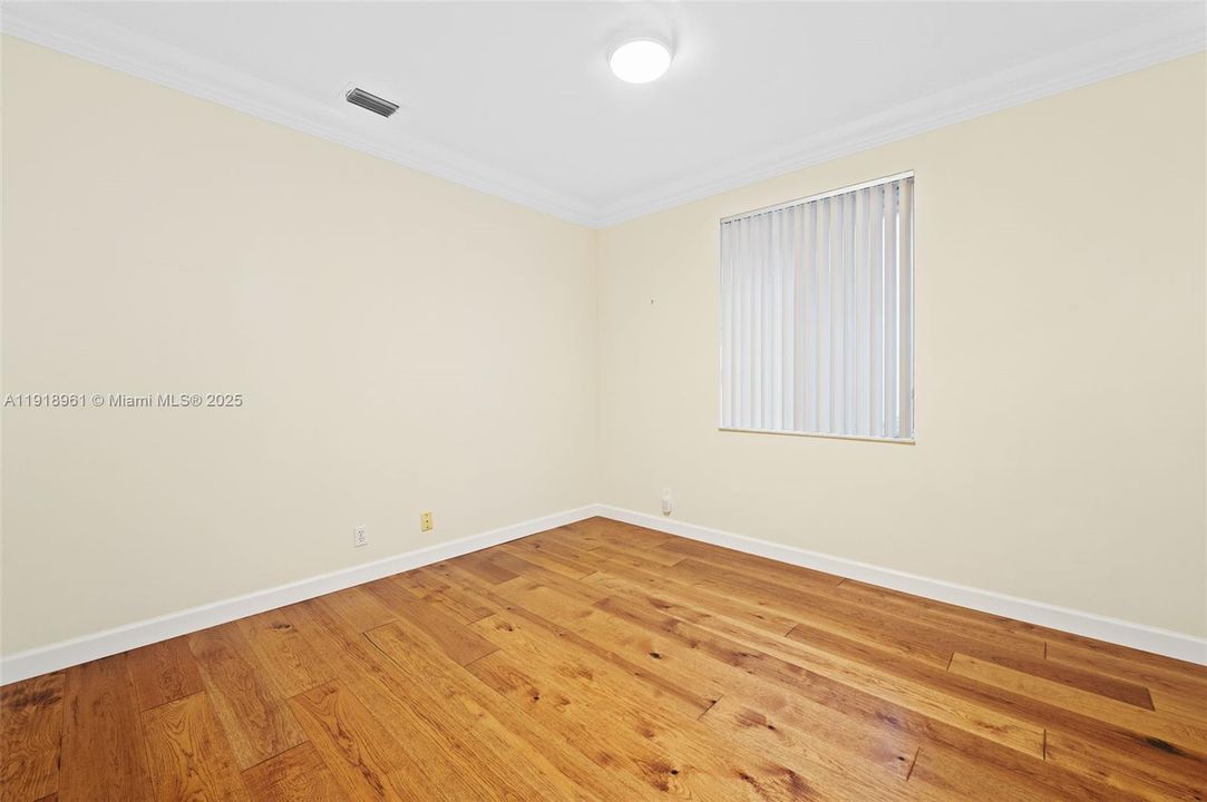 合同活跃: $1,099,000 (4 贝兹, 3 浴室, 2359 平方英尺)