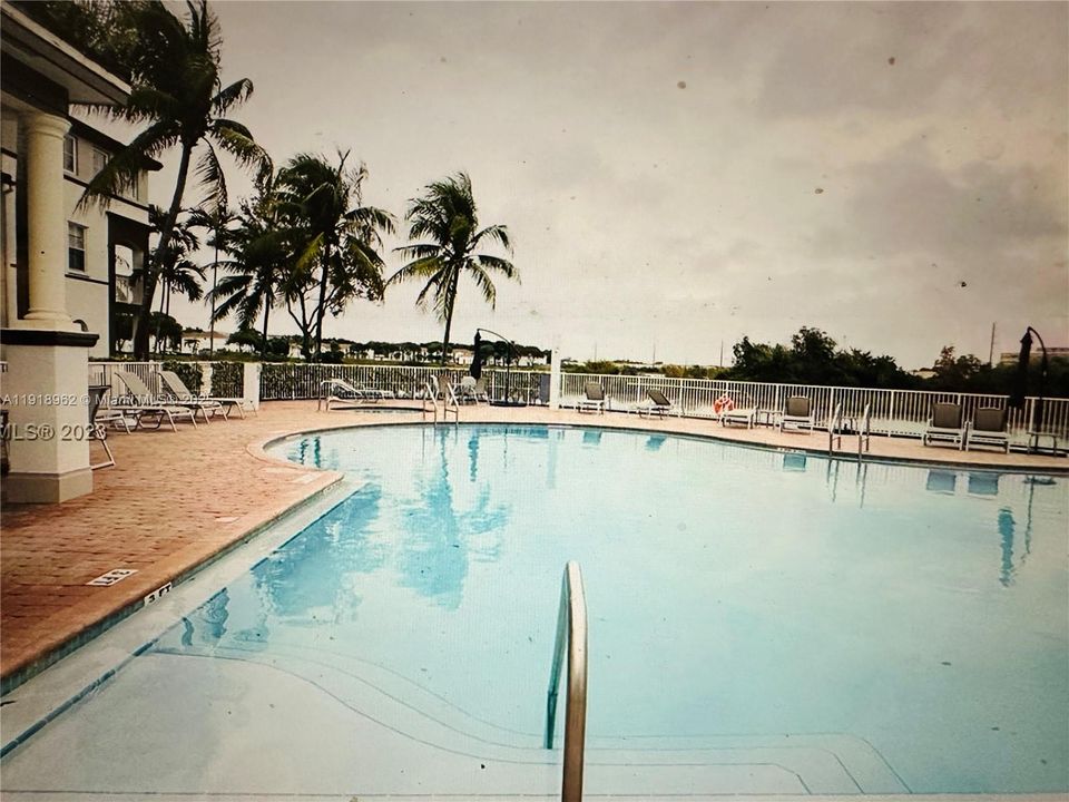 合同活跃: $365,000 (3 贝兹, 2 浴室, 1340 平方英尺)