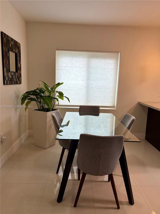 出租: $7,500 (3 贝兹, 1 浴室, 1221 平方英尺)