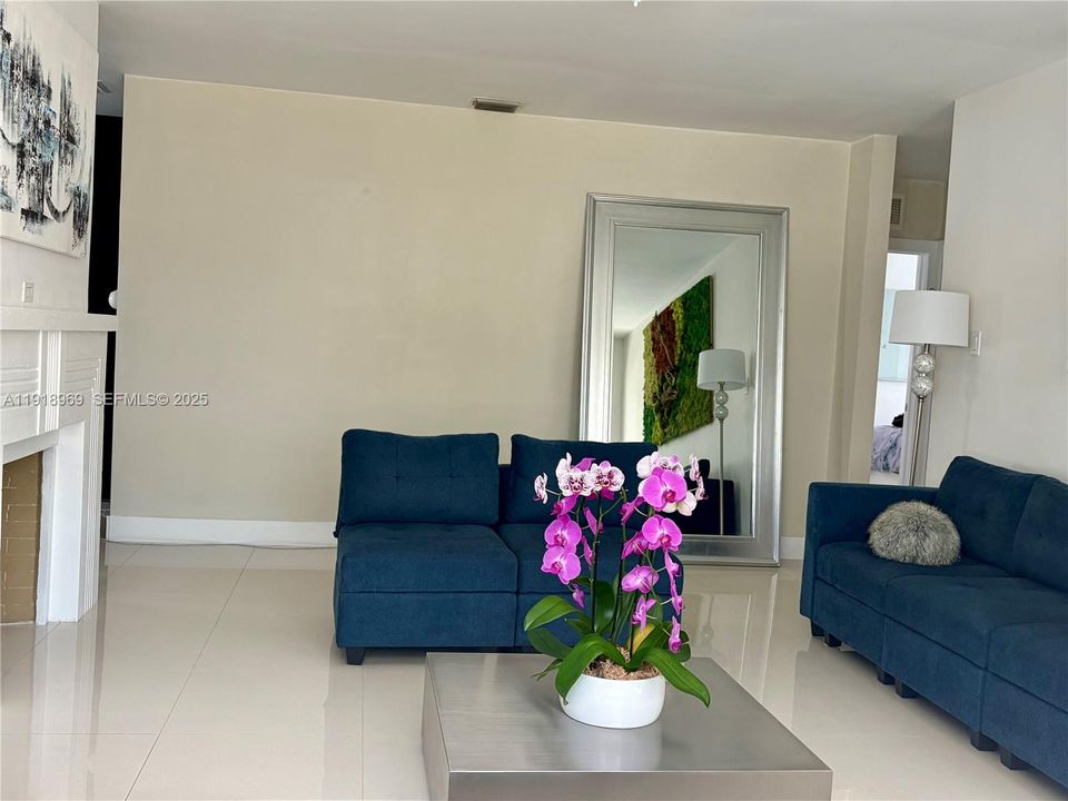 出租: $7,500 (3 贝兹, 1 浴室, 1221 平方英尺)