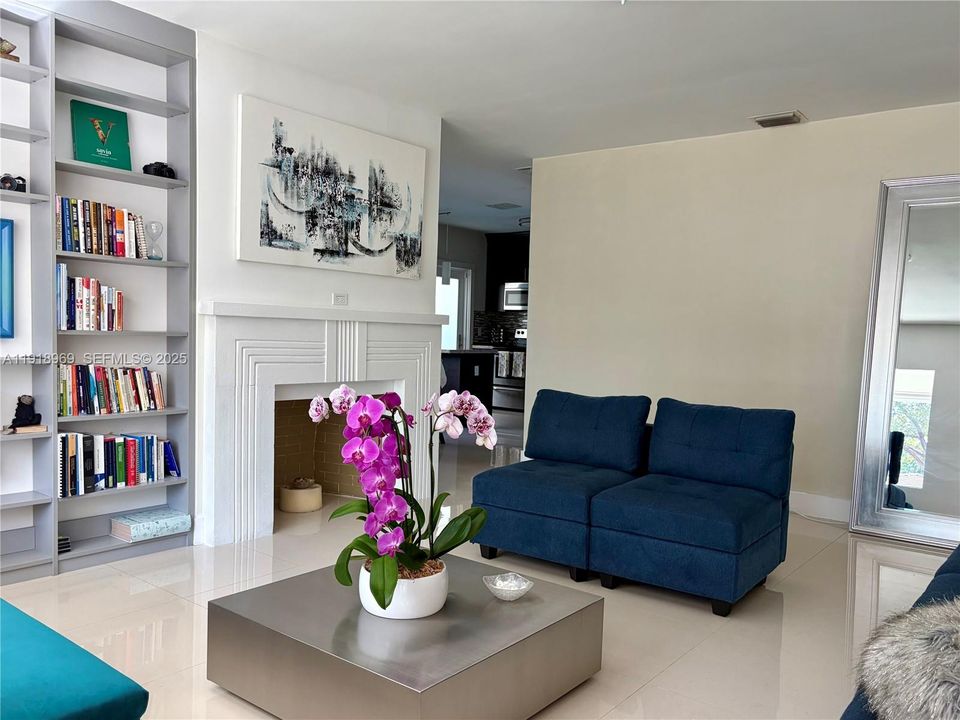 出租: $7,500 (3 贝兹, 1 浴室, 1221 平方英尺)