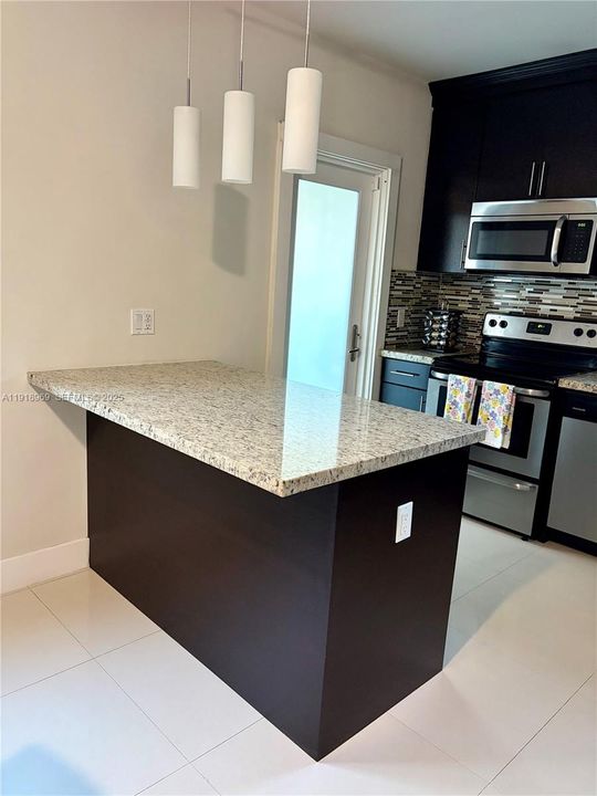 出租: $7,500 (3 贝兹, 1 浴室, 1221 平方英尺)