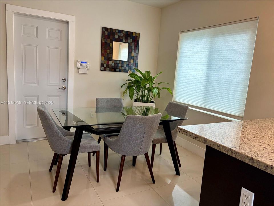 出租: $7,500 (3 贝兹, 1 浴室, 1221 平方英尺)