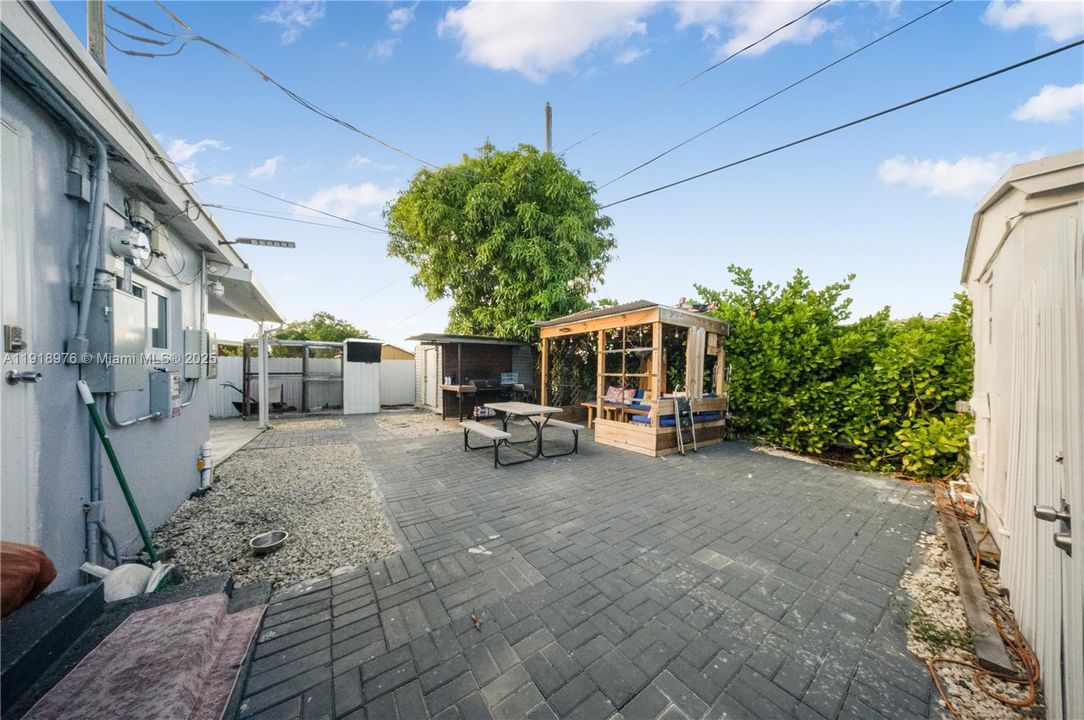 Active With Contract: $510,000 (2 beds, 1 baths, 1131 Square Feet)