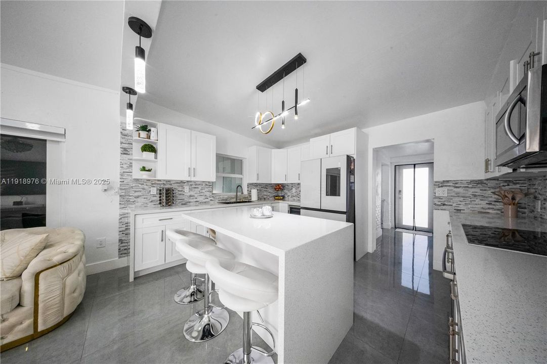 Active With Contract: $510,000 (2 beds, 1 baths, 1131 Square Feet)