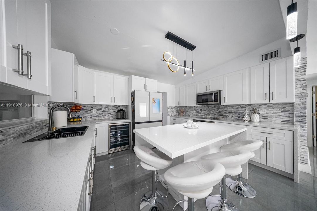 Active With Contract: $510,000 (2 beds, 1 baths, 1131 Square Feet)