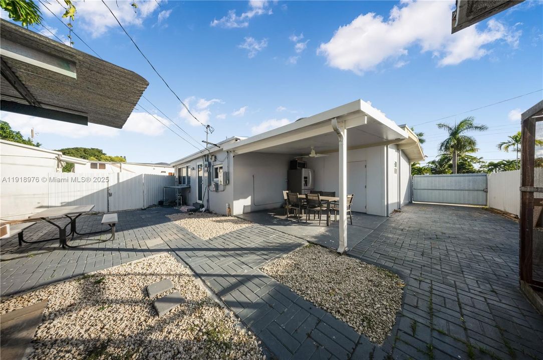 Active With Contract: $510,000 (2 beds, 1 baths, 1131 Square Feet)