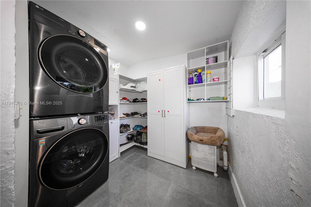 Active With Contract: $510,000 (2 beds, 1 baths, 1131 Square Feet)