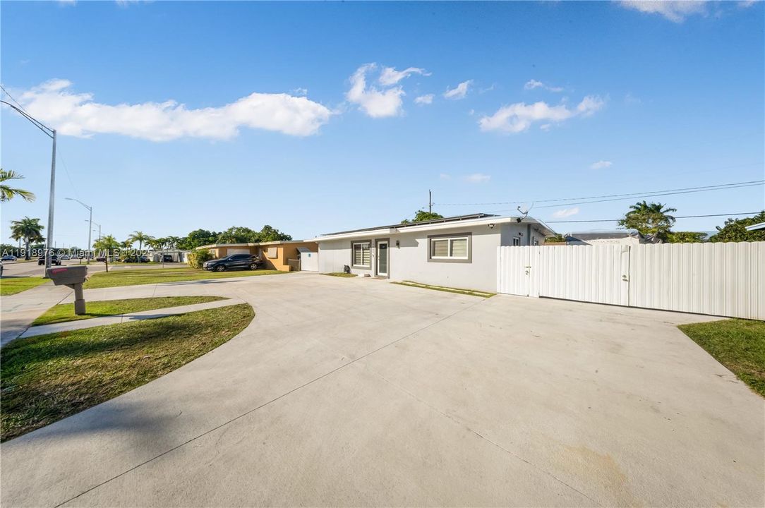 Active With Contract: $510,000 (2 beds, 1 baths, 1131 Square Feet)