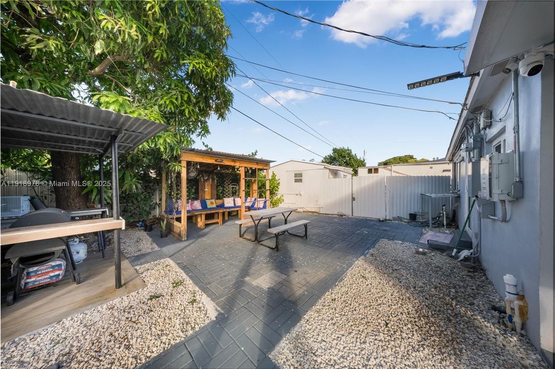 Active With Contract: $510,000 (2 beds, 1 baths, 1131 Square Feet)