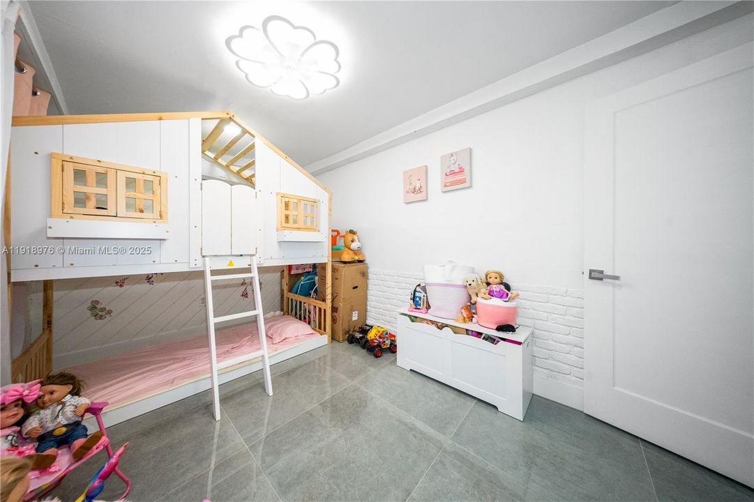 Active With Contract: $510,000 (2 beds, 1 baths, 1131 Square Feet)