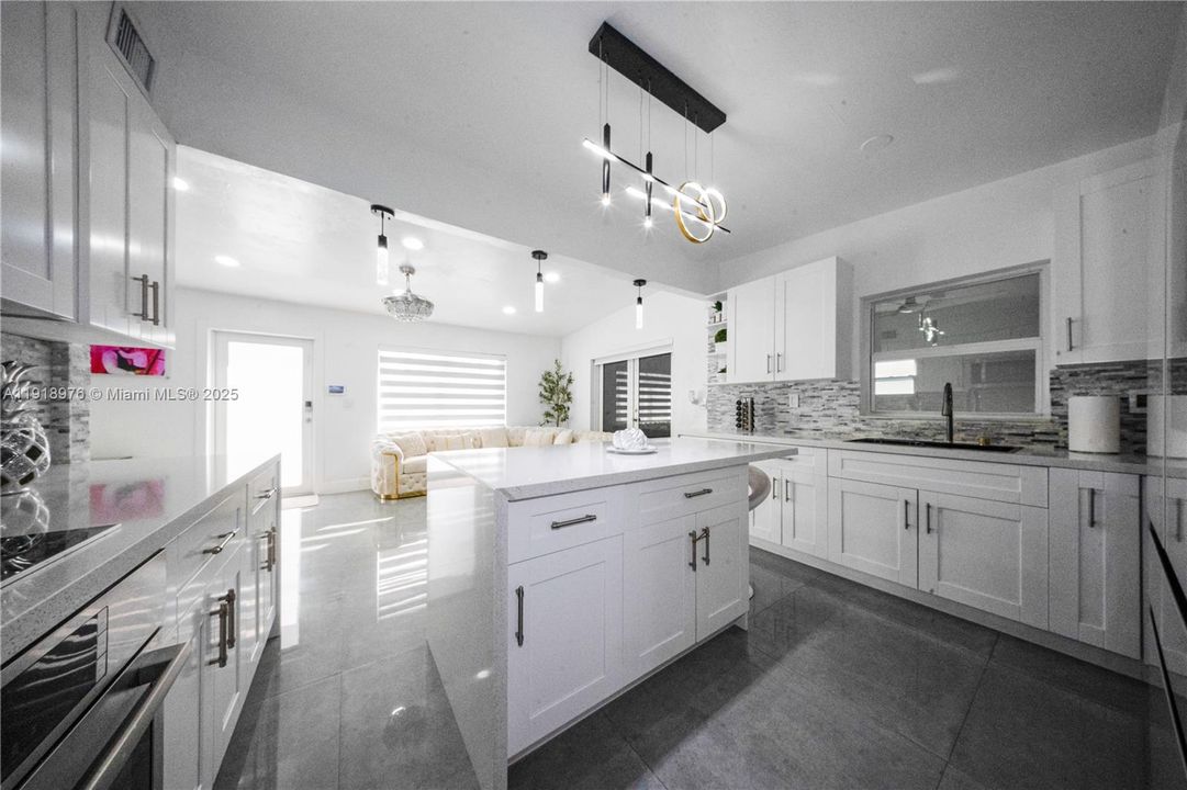 Active With Contract: $510,000 (2 beds, 1 baths, 1131 Square Feet)