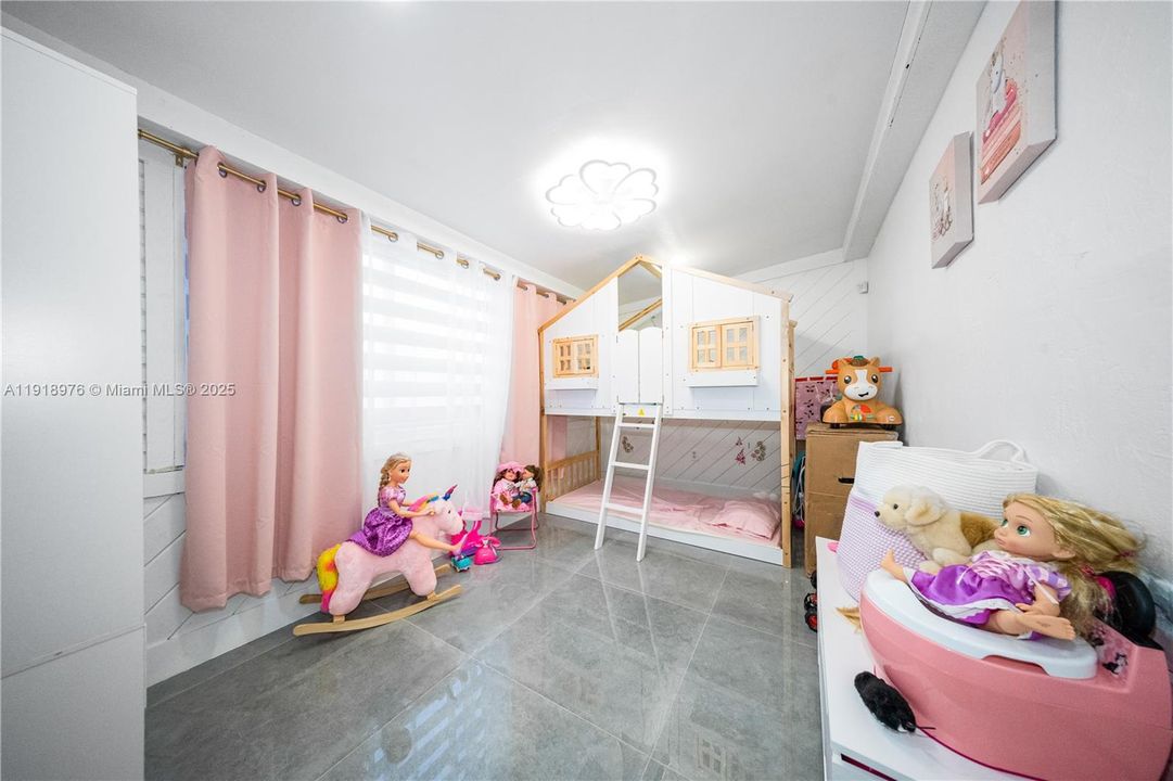 Active With Contract: $510,000 (2 beds, 1 baths, 1131 Square Feet)