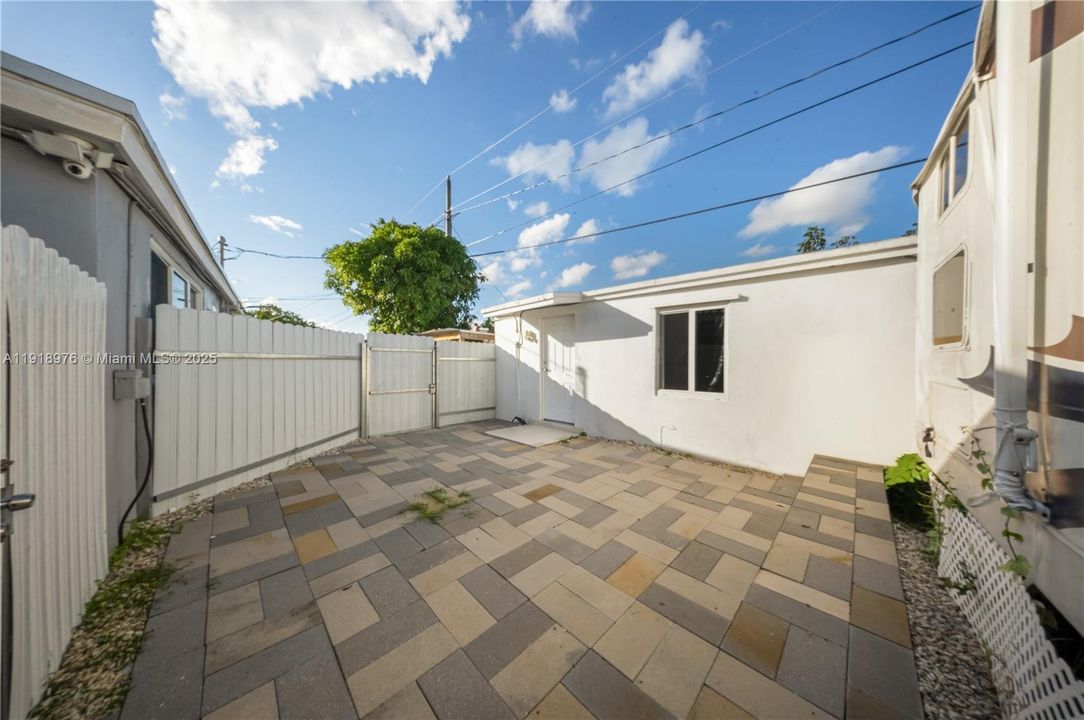 Active With Contract: $510,000 (2 beds, 1 baths, 1131 Square Feet)