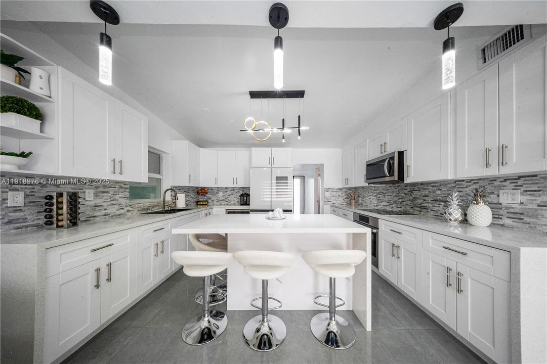 Active With Contract: $510,000 (2 beds, 1 baths, 1131 Square Feet)