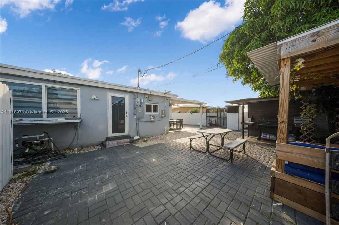 Active With Contract: $510,000 (2 beds, 1 baths, 1131 Square Feet)