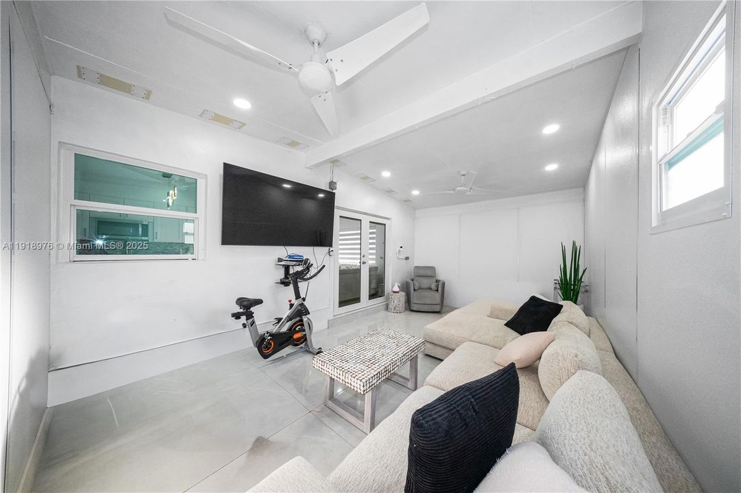 Active With Contract: $510,000 (2 beds, 1 baths, 1131 Square Feet)