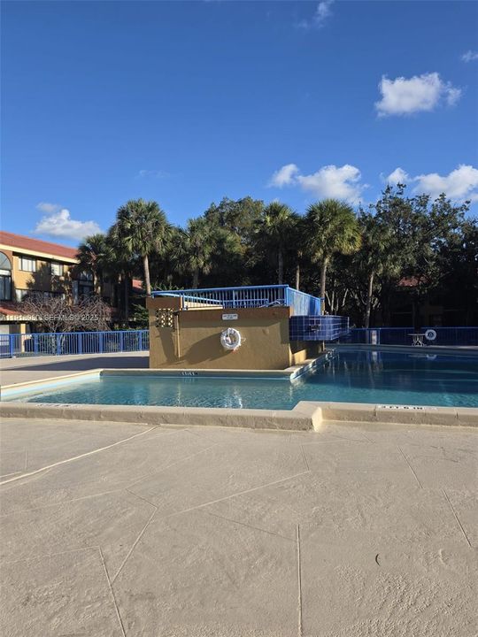 Active With Contract: $2,600 (2 beds, 2 baths, 894 Square Feet)