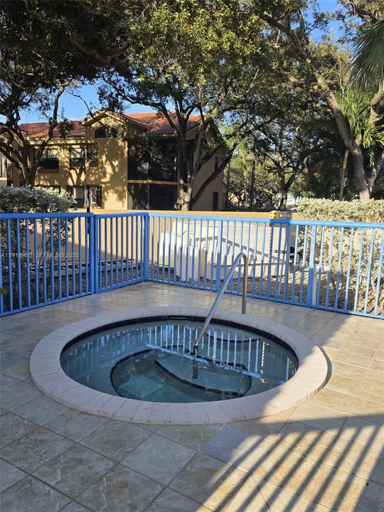 Active With Contract: $2,600 (2 beds, 2 baths, 894 Square Feet)