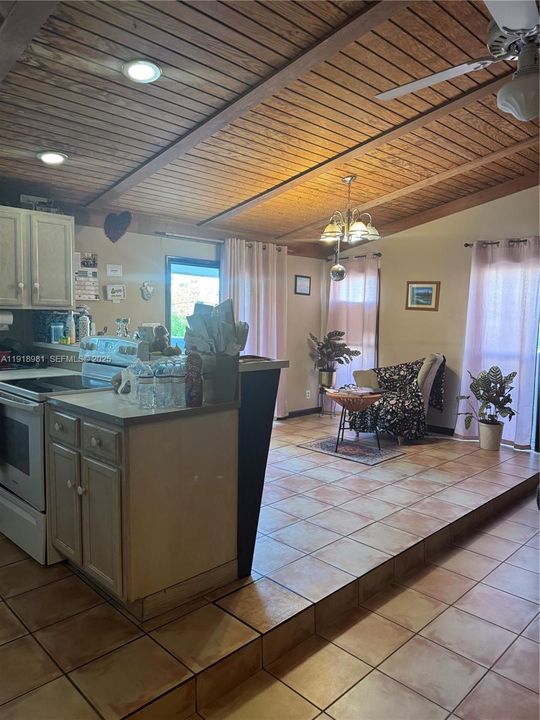 En Venta: $1,450,000 (7 camas, 4 baños, 2699 Pies cuadrados)