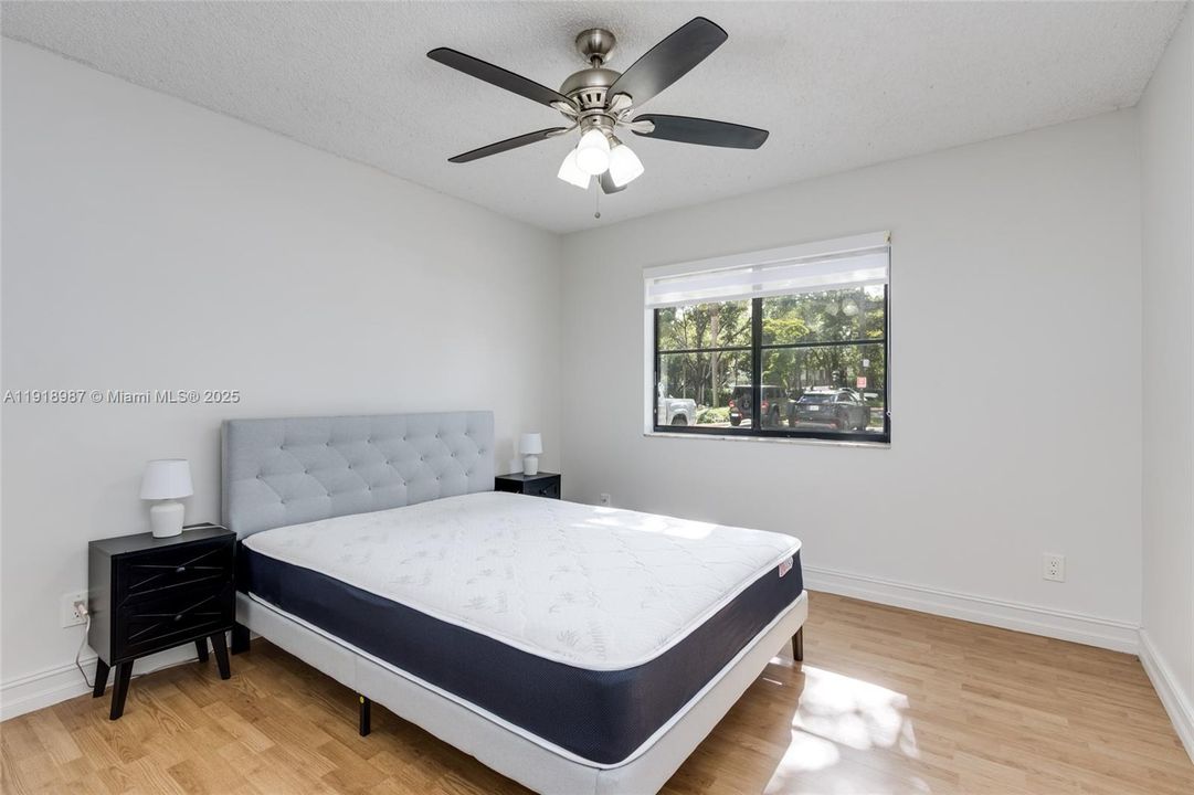 待售: $320,000 (2 贝兹, 2 浴室, 1060 平方英尺)