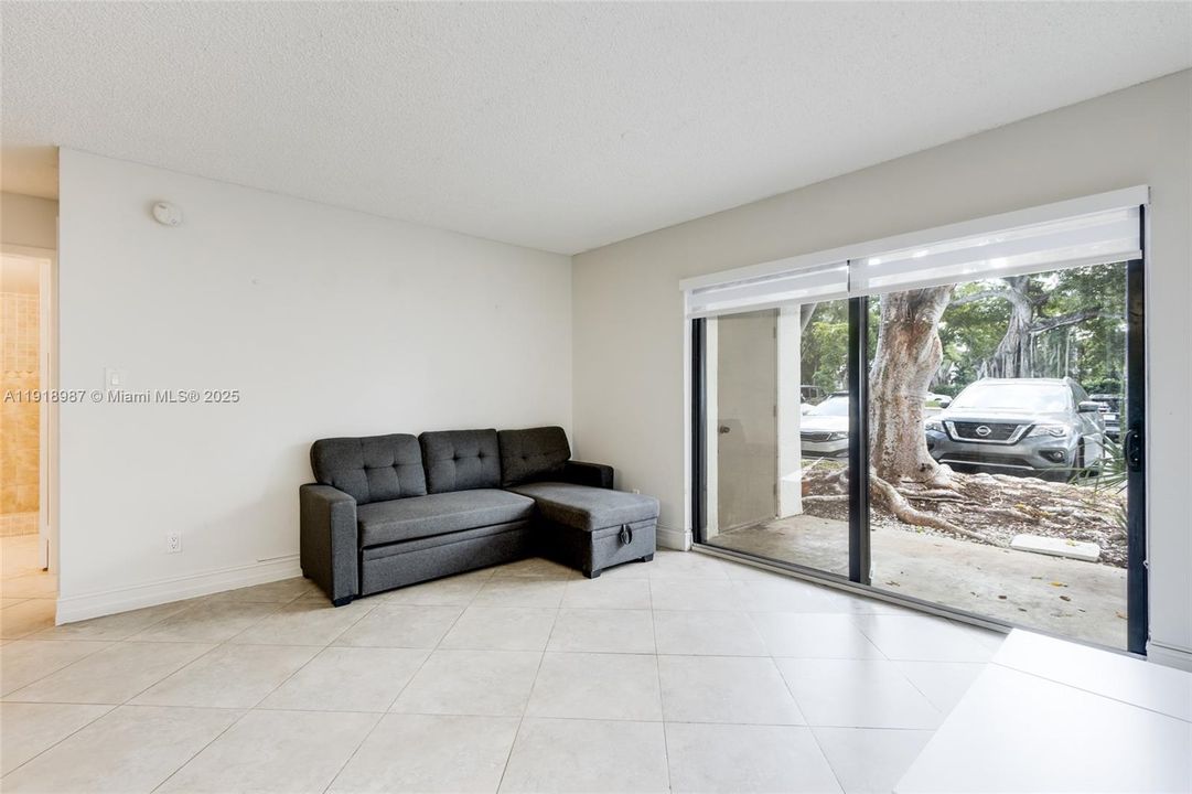 待售: $320,000 (2 贝兹, 2 浴室, 1060 平方英尺)