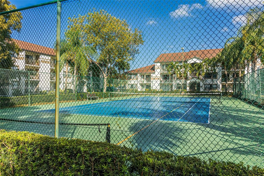 待售: $320,000 (2 贝兹, 2 浴室, 1060 平方英尺)