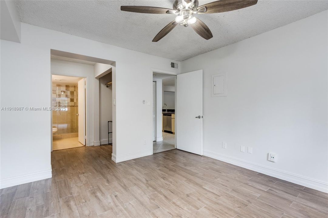 待售: $320,000 (2 贝兹, 2 浴室, 1060 平方英尺)