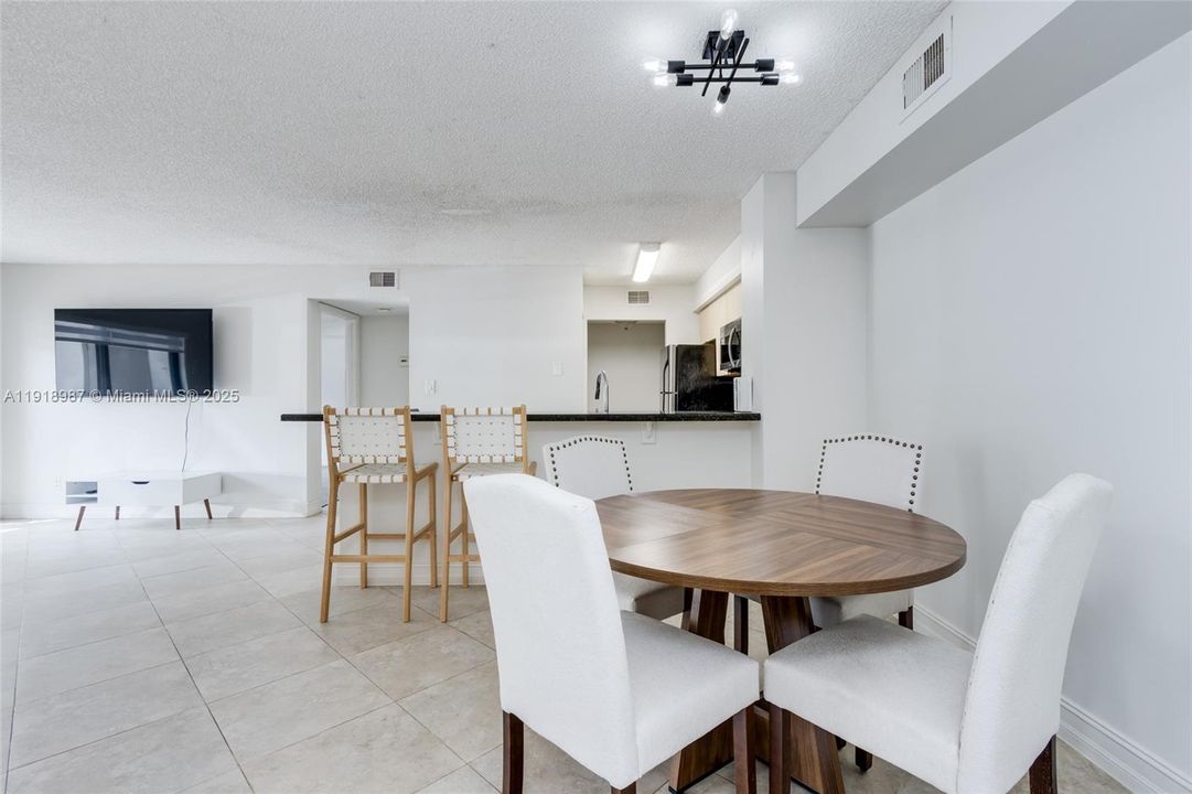 待售: $320,000 (2 贝兹, 2 浴室, 1060 平方英尺)