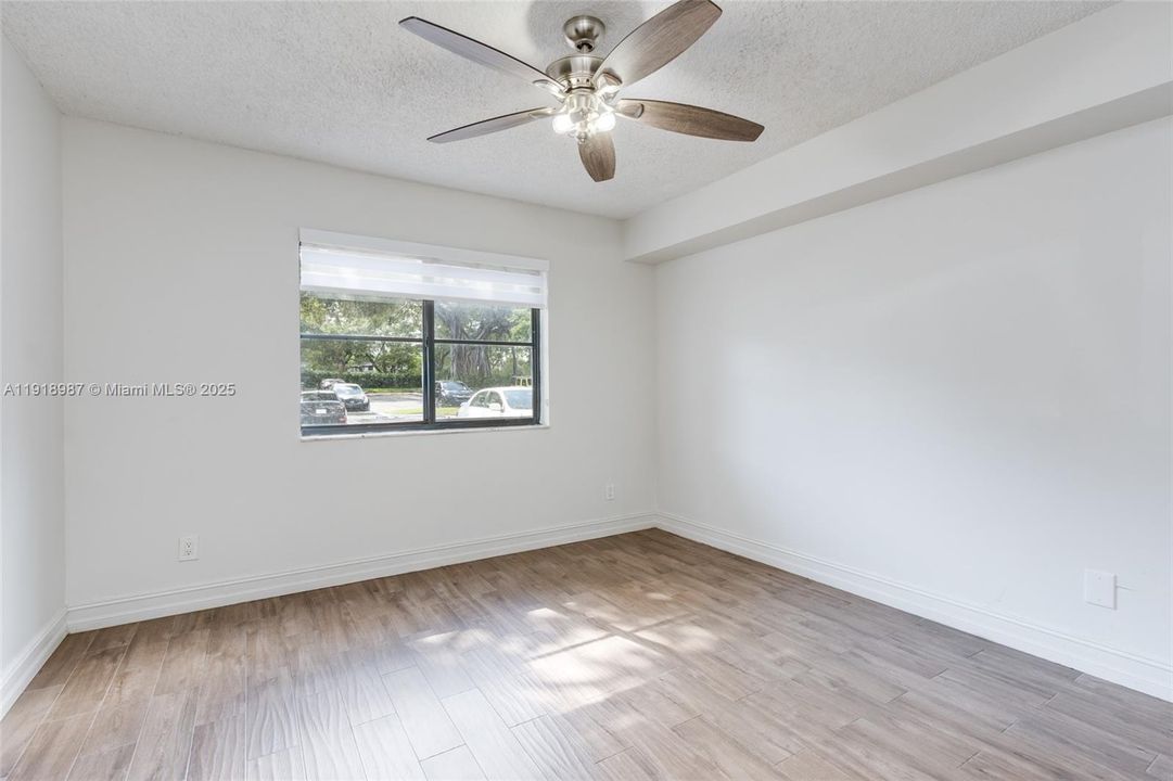 待售: $320,000 (2 贝兹, 2 浴室, 1060 平方英尺)