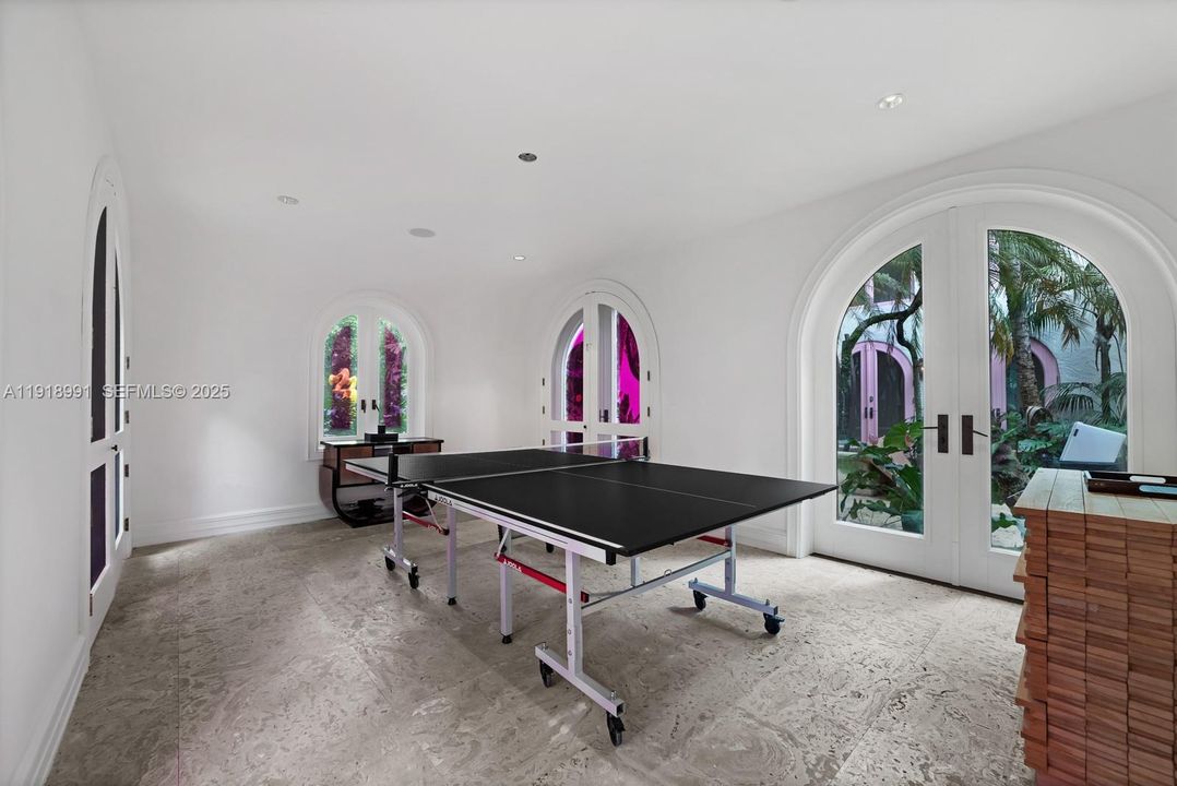 В аренду: $70,000 (6 спален, 6 ванн, 9209 Квадратных фут)