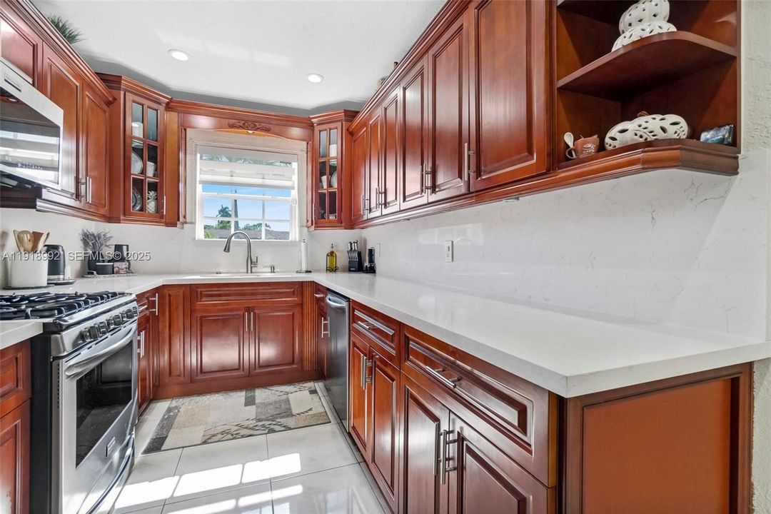 En Venta: $630,000 (4 camas, 2 baños, 1999 Pies cuadrados)