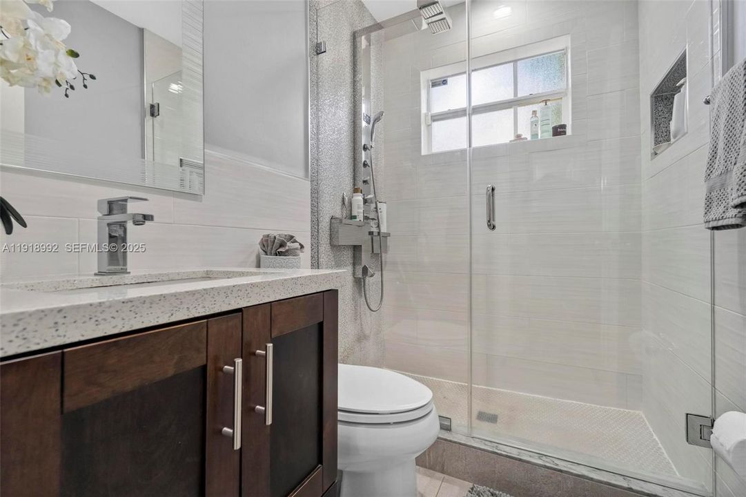 En Venta: $630,000 (4 camas, 2 baños, 1999 Pies cuadrados)