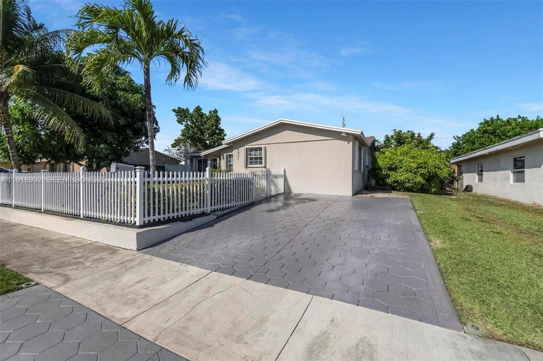 En Venta: $630,000 (4 camas, 2 baños, 1999 Pies cuadrados)