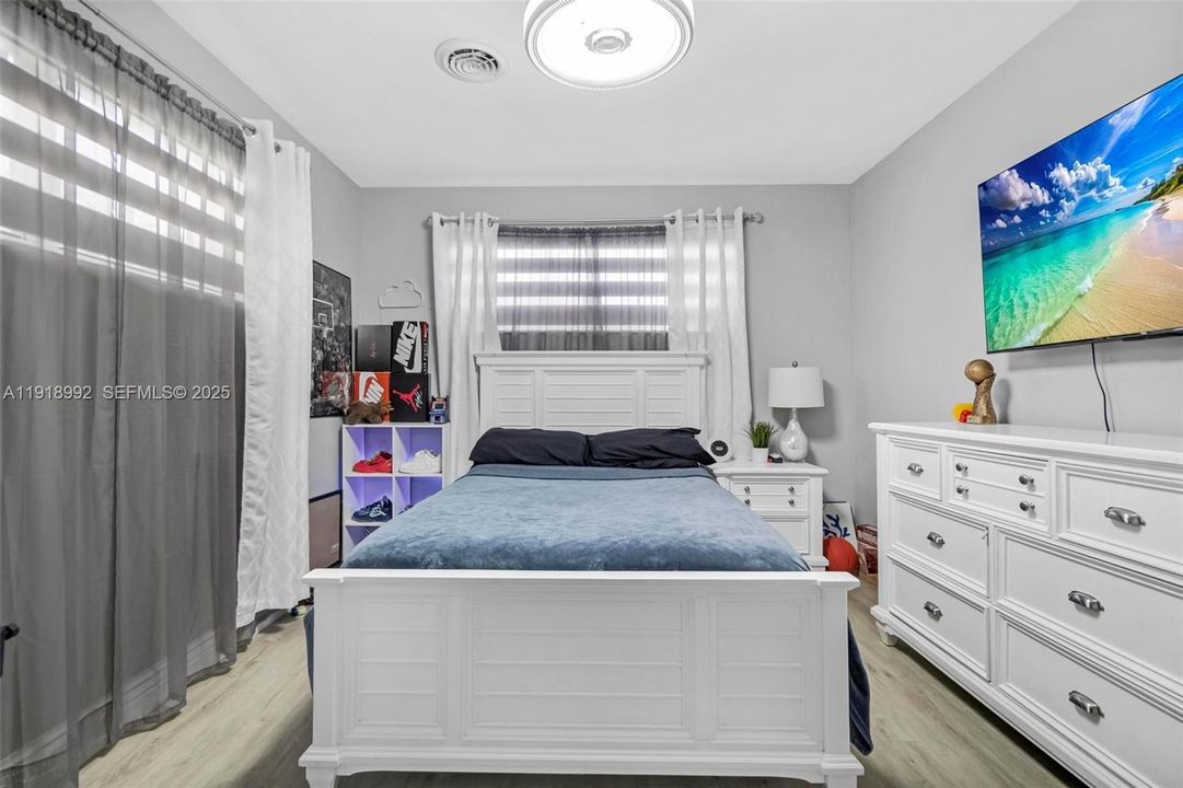 En Venta: $630,000 (4 camas, 2 baños, 1999 Pies cuadrados)