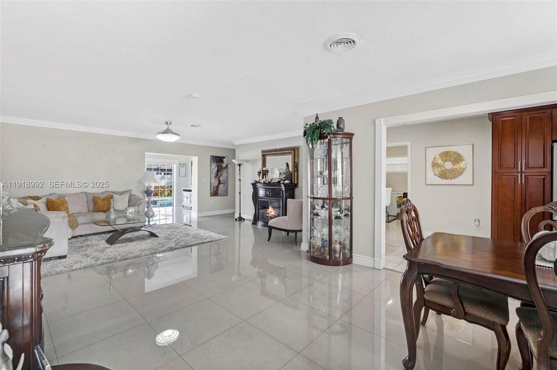 En Venta: $630,000 (4 camas, 2 baños, 1999 Pies cuadrados)