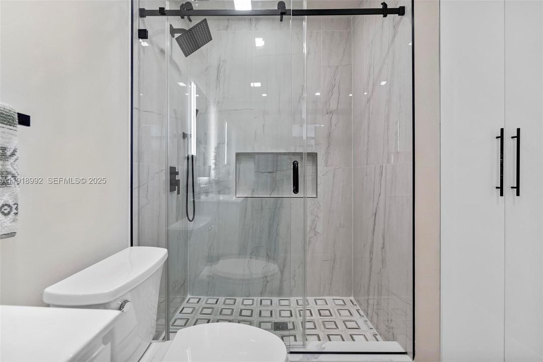 En Venta: $630,000 (4 camas, 2 baños, 1999 Pies cuadrados)