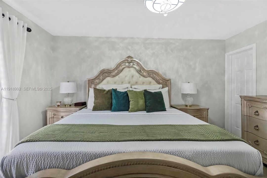 En Venta: $630,000 (4 camas, 2 baños, 1999 Pies cuadrados)