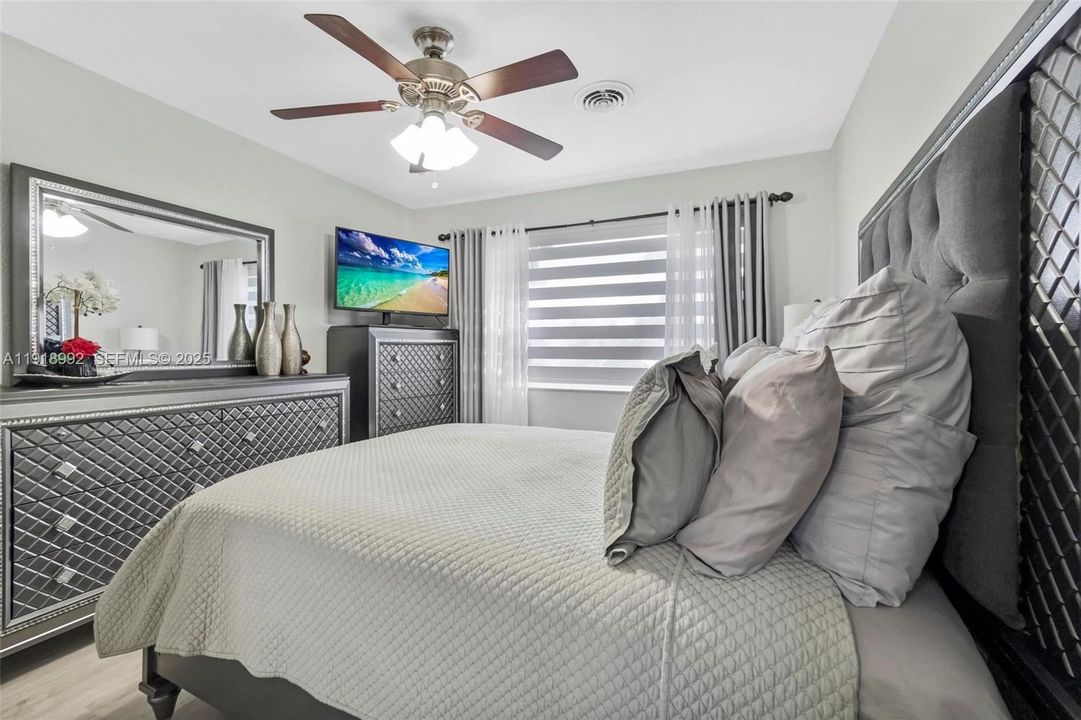 En Venta: $630,000 (4 camas, 2 baños, 1999 Pies cuadrados)