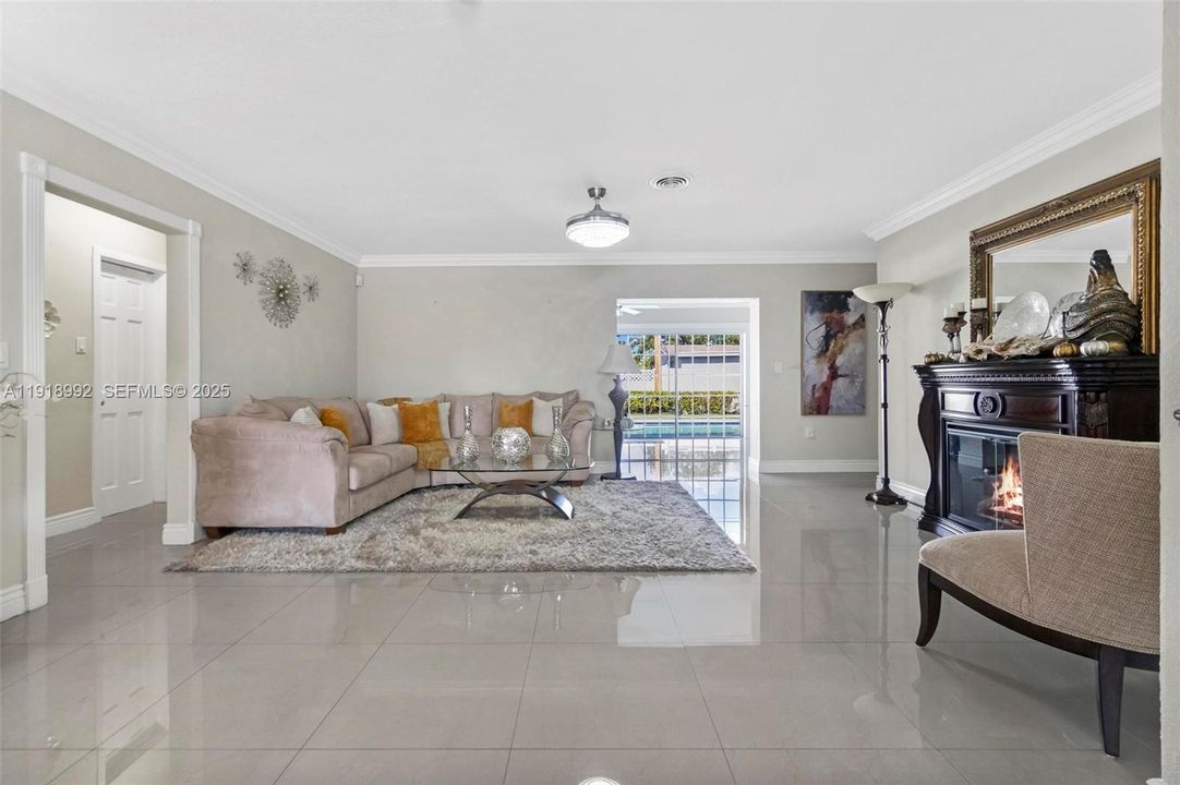 En Venta: $630,000 (4 camas, 2 baños, 1999 Pies cuadrados)