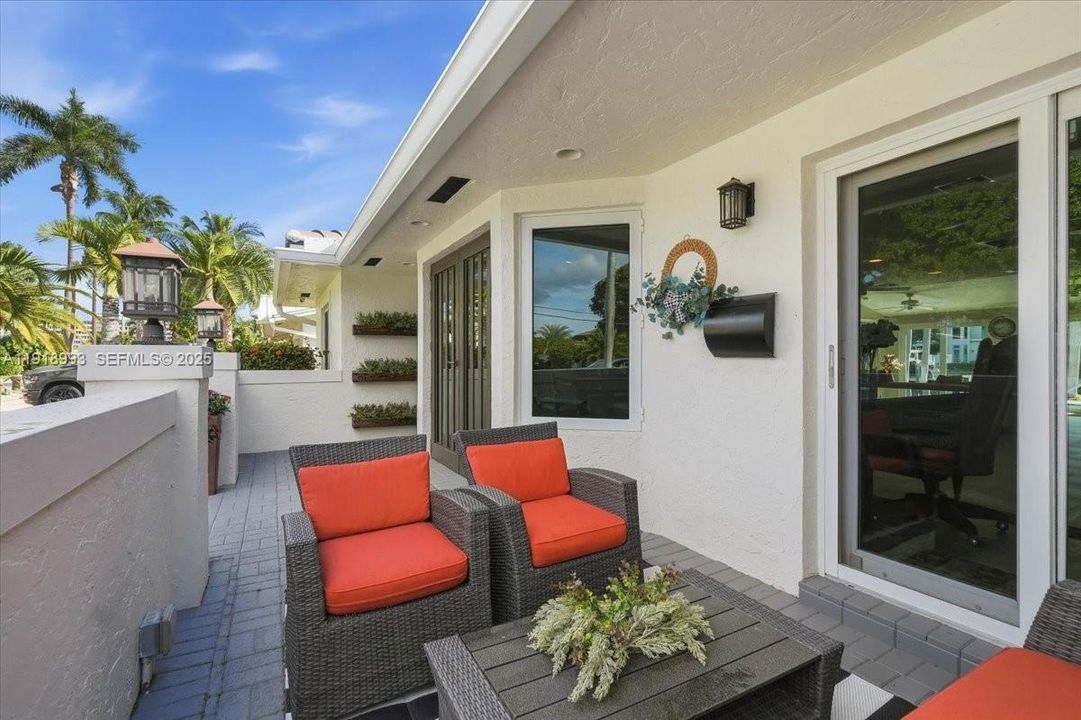 For Sale: $2,150,000 (3 beds, 2 baths, 2168 Square Feet)