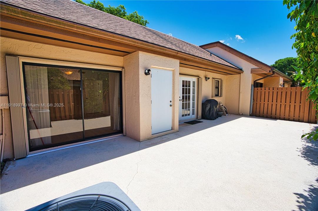 Activo con contrato: $410,000 (3 camas, 2 baños, 1434 Pies cuadrados)