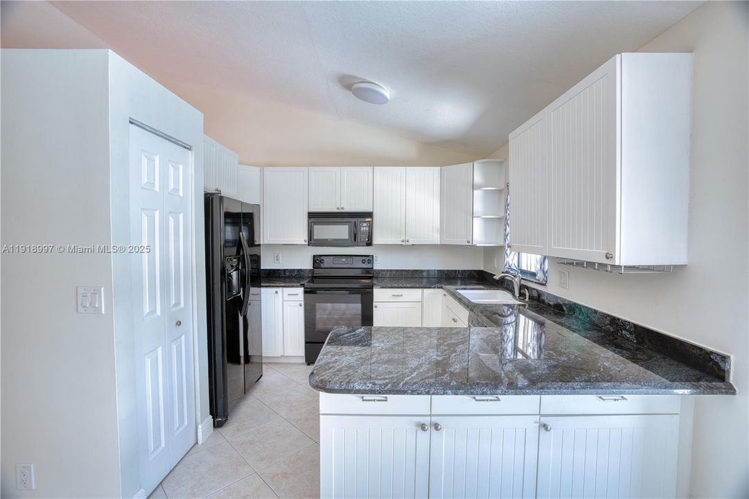 Activo con contrato: $410,000 (3 camas, 2 baños, 1434 Pies cuadrados)