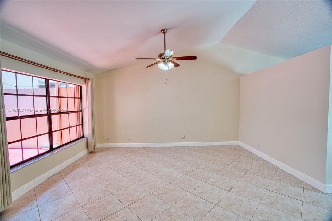 Activo con contrato: $410,000 (3 camas, 2 baños, 1434 Pies cuadrados)